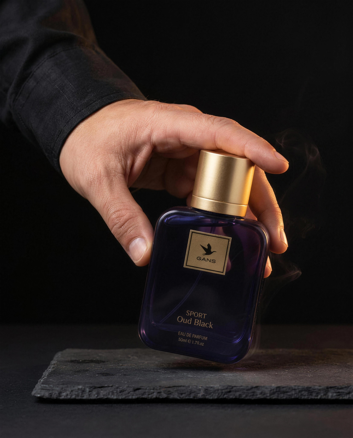 Oud Black eau de parfum, in hand